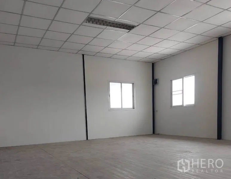 Factory for rent in Lat Lum Kaeo, Pathum Thani - Upper-floor office space with drop ceiling and bright windows.