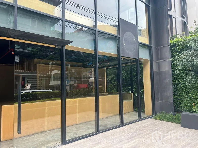 Retail Space for rent in Watthana, Bangkok - Street-level glass storefront with double-height facade and landscaped frontage of the retail unit in Watthana.