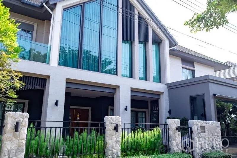บ้าน ขายในPak Kret, Nonthaburi - บ้านเดี่ยวสไตล์โมเดิร์น หน้าต่างกระจกทรงจั่วสูง รั้วหิน และสวนหน้าบ้านในปากเกร็ด นนทบุรี