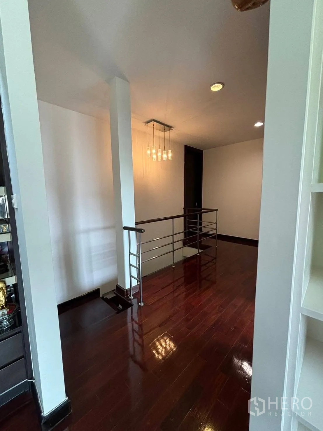 Detached House for rent in Bang Kapi, Bangkok - Upper hallway with glossy timber floors and railing.