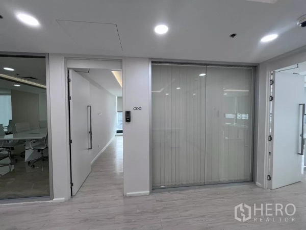 Office Space for rent in Din Daeng, Bangkok - Executive corridor with access-controlled COO office and glass wall with blinds.