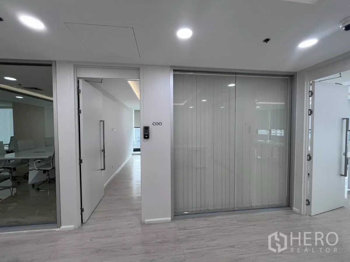 Office Space for rent in Din Daeng, Bangkok - Executive corridor with access-controlled COO office and glass wall with blinds.