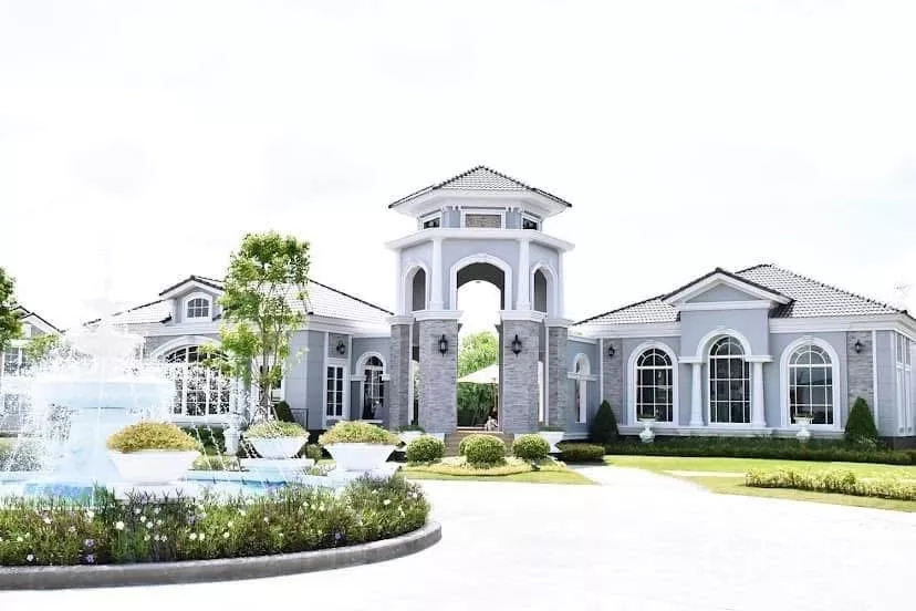 Detached House for rent in Prawet, Bangkok - Grand clubhouse entrance with fountain, arched windows and manicured grounds.