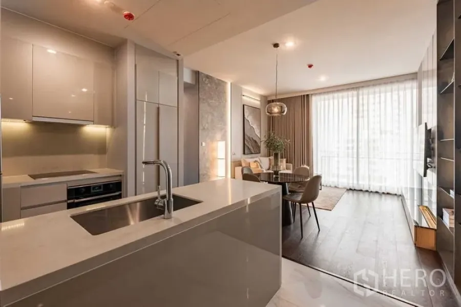 Condominium for rent in Watthana, Bangkok - Another angle of the open-plan kitchen island facing the dining and living area.