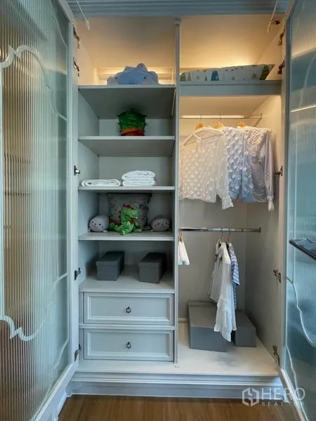 Detached House for rent or sale in Pathum Thani - Open wardrobe with shelves, drawers and hanging space.