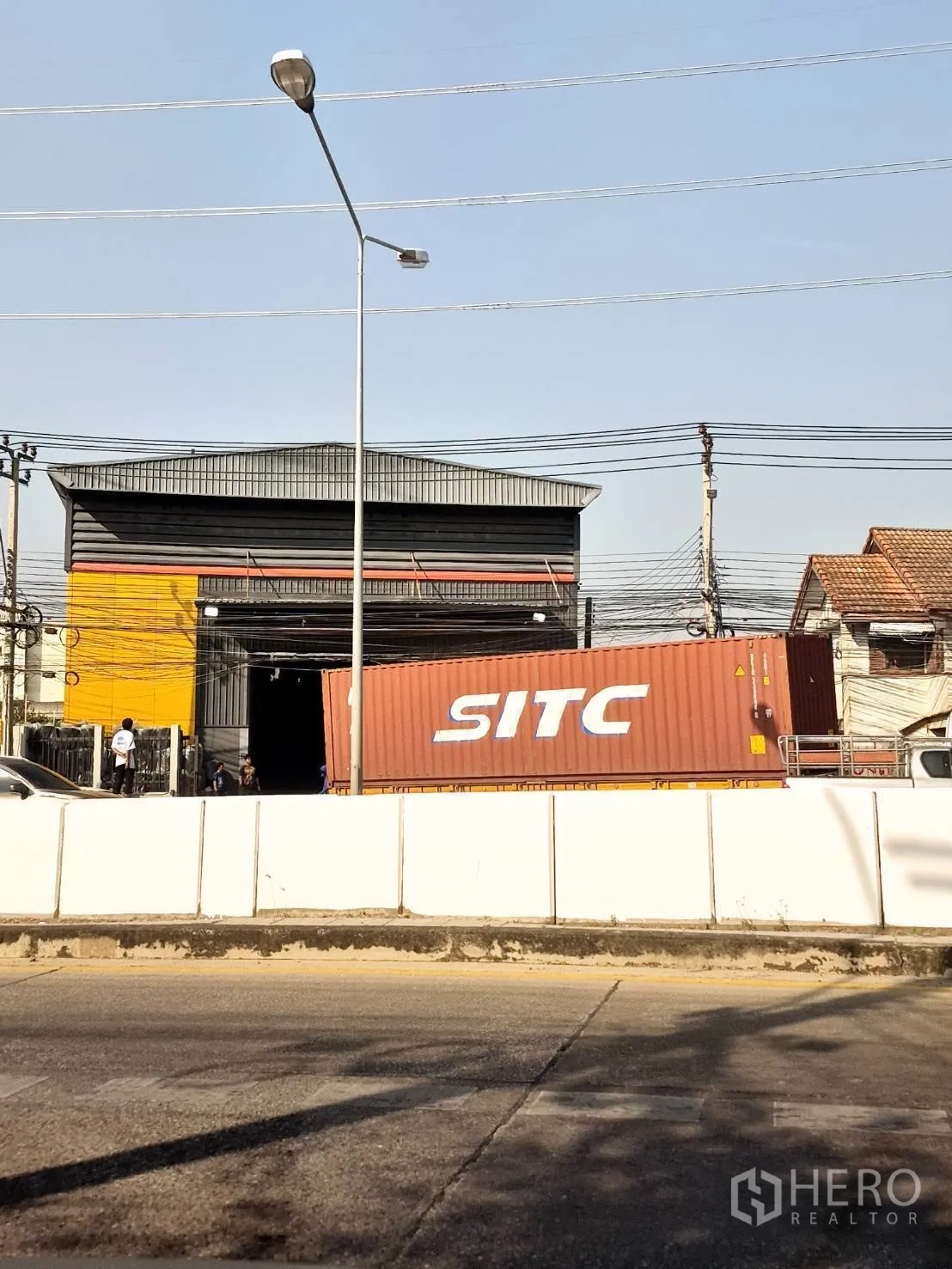 Warehouse for rent in Sai Mai, Bangkok - Container truck positioned at the warehouse entrance showing trailer clearance.