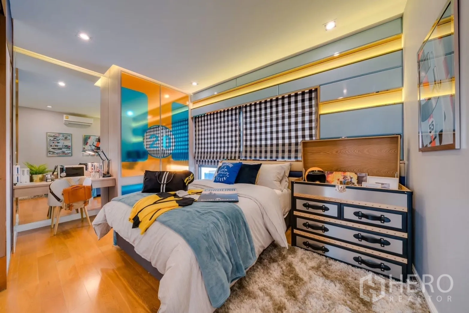 Detached House for rent in Prawet, Bangkok - Stylish secondary bedroom with study desk, colorful wardrobe panels and wooden flooring