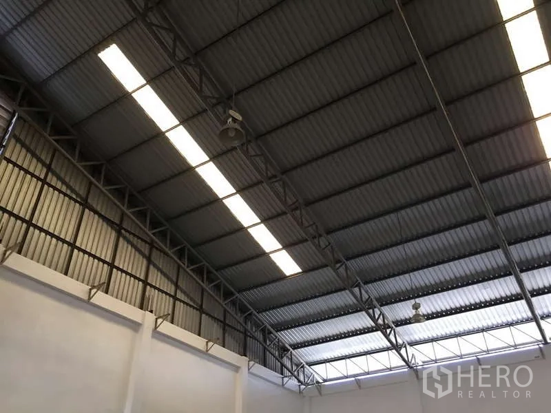 工厂 出租在Bang Bo, Samut Prakan - 金属屋顶细节，长条灯与吊装工业风扇。