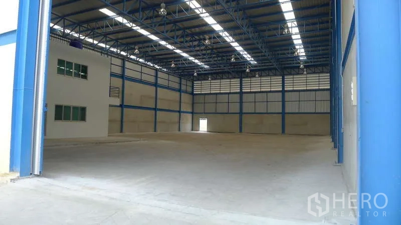 Warehouse for rent in Bang Phli, Samut Prakan - Wide clear-span warehouse bay with ample roof lighting and large entry opening.