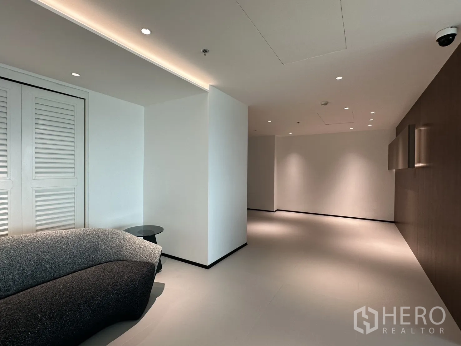 Office Space for rent in Din Daeng, Bangkok - Reception corridor with a curved sofa, side table, and recessed lighting.