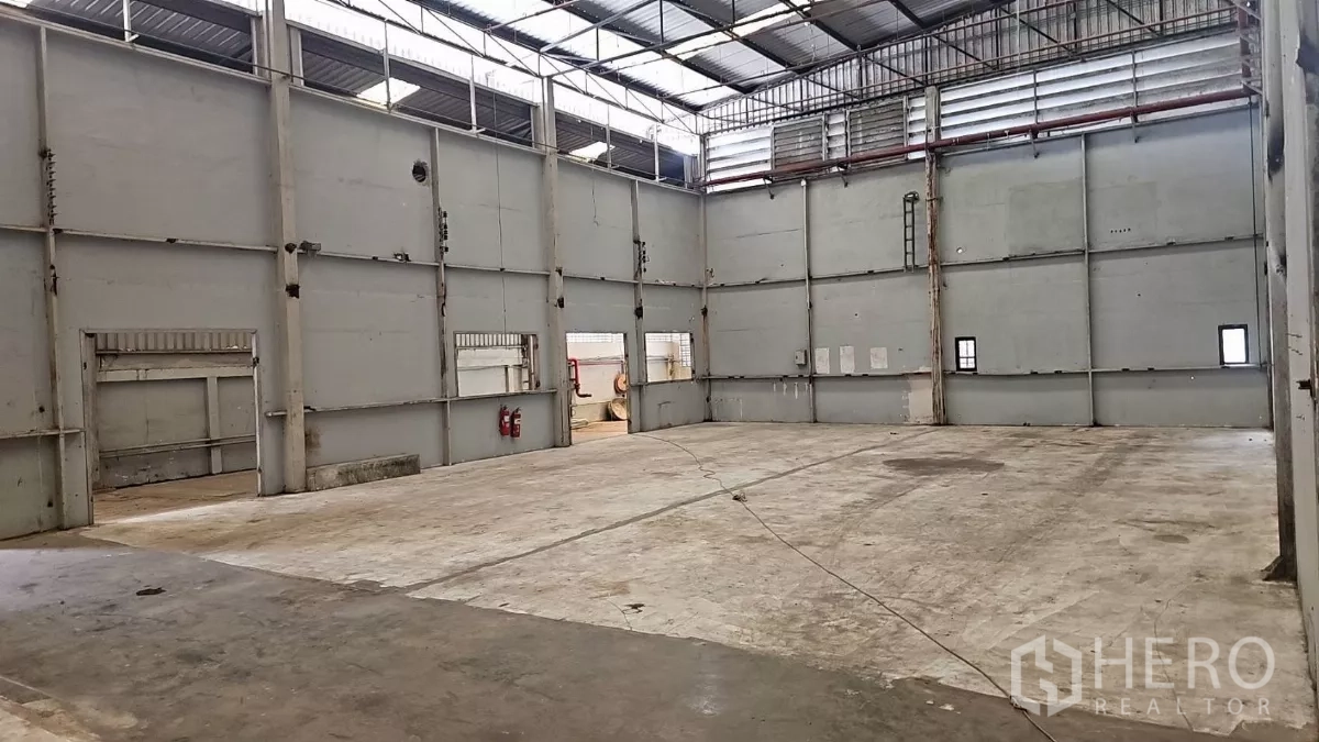 工厂 出租在Pak Kret, Nonthaburi - 大面积清爽地坪，高墙与通风百叶，方便设备布置。