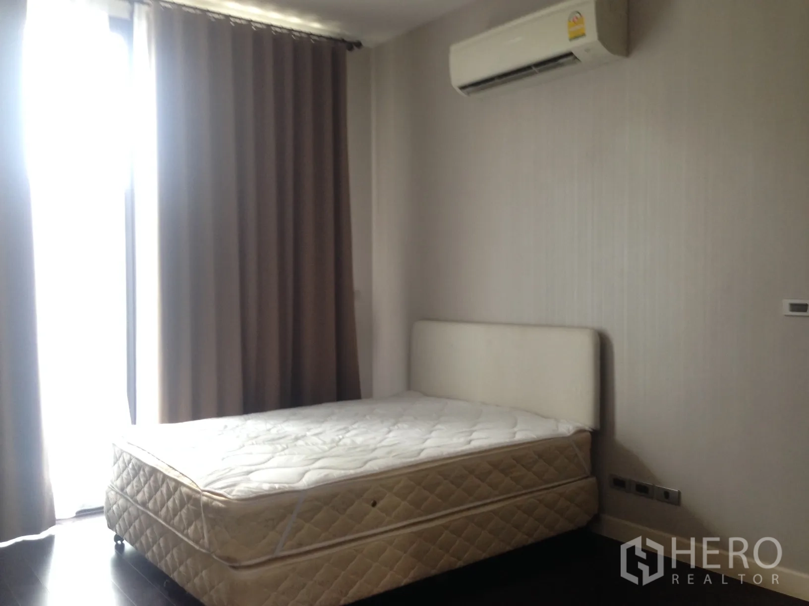 Townhouse for rent in Bang Kapi, Bangkok - Bright bedroom with queen bed, air conditioning and blackout curtains.