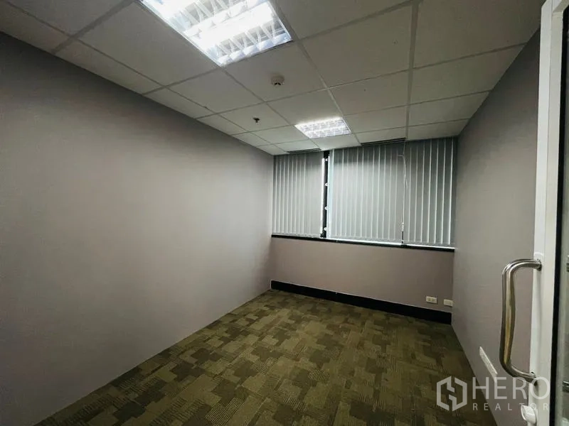 办公空间 出租 - 小型铺地毯办公室，带窗与百叶。