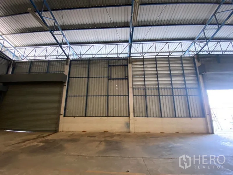 Factory for rent in Lat Lum Kaeo, Pathum Thani - Twin roller shutters and ventilated wall panels along the loading bay.