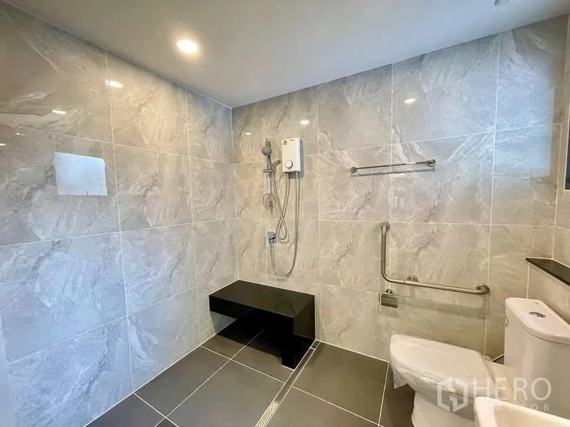 Detached House for rent in Bang Phli, Samut Prakan - Bathroom with walk-in shower, built-in bench and grab bars, accessible design.