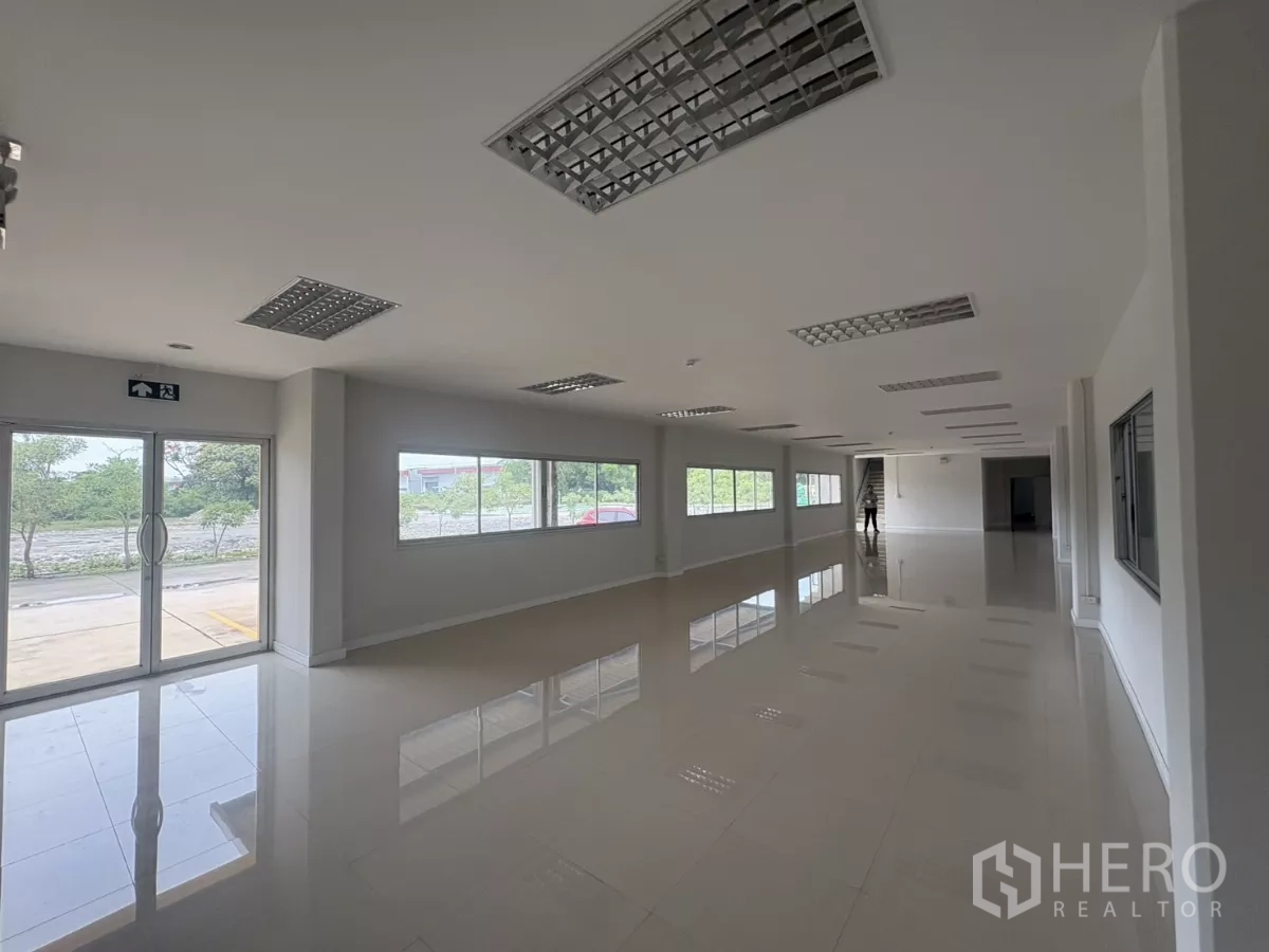 Factory for rent in Bang Phli, Samut Prakan - Bright office level with long windows and double glass entry doors.