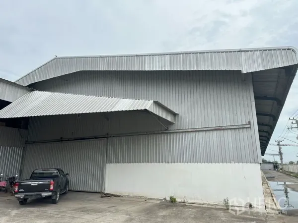 工厂 出租在Pathum Thani - 金属外墙厂房外立面，带雨棚装卸区与停车位