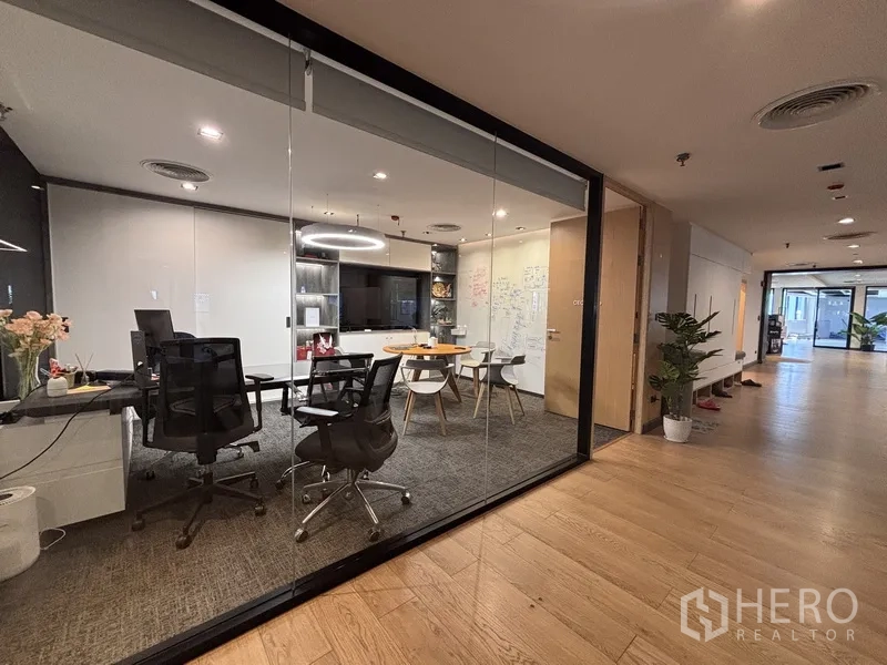 ออฟฟิศ for rent in Bang Rak, Bangkok - ห้องทำงานกระจกพร้อมโต๊ะทำงาน จอทีวี และผนังกระดานไวท์บอร์ด
