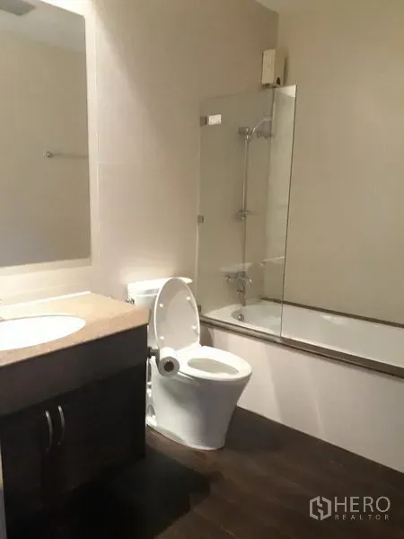 Detached House for rent in Watthana, Bangkok - Bathroom with bathtub and glass screen, vanity counter and toilet