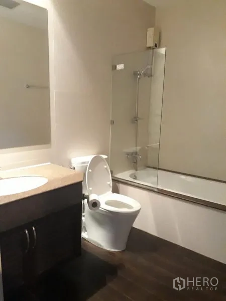 Detached House for rent in Watthana, Bangkok - Bathroom with bathtub and glass screen, vanity counter and toilet