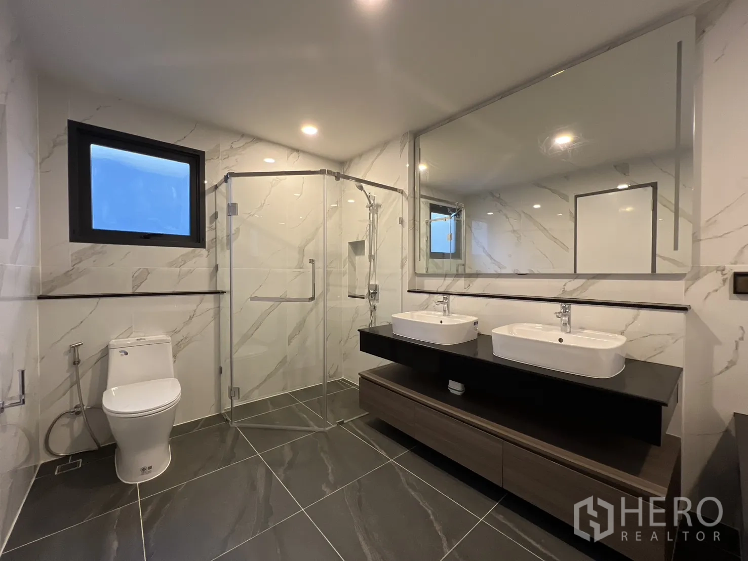 Detached House for rent in Bang Phli, Samut Prakan - Ensuite bathroom with glass shower, twin basins and large mirror.