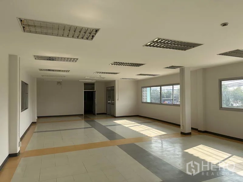 Factory for rent in Bang Phli, Samut Prakan - Second-floor office area with grid lighting and windows on both sides.
