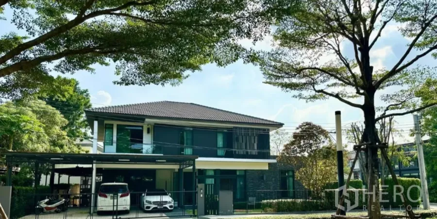 独立式住宅 出租或出售在Bang Phli, Samut Prakan - 现代两层转角独栋住宅，带车棚与成树，面向社区花园。