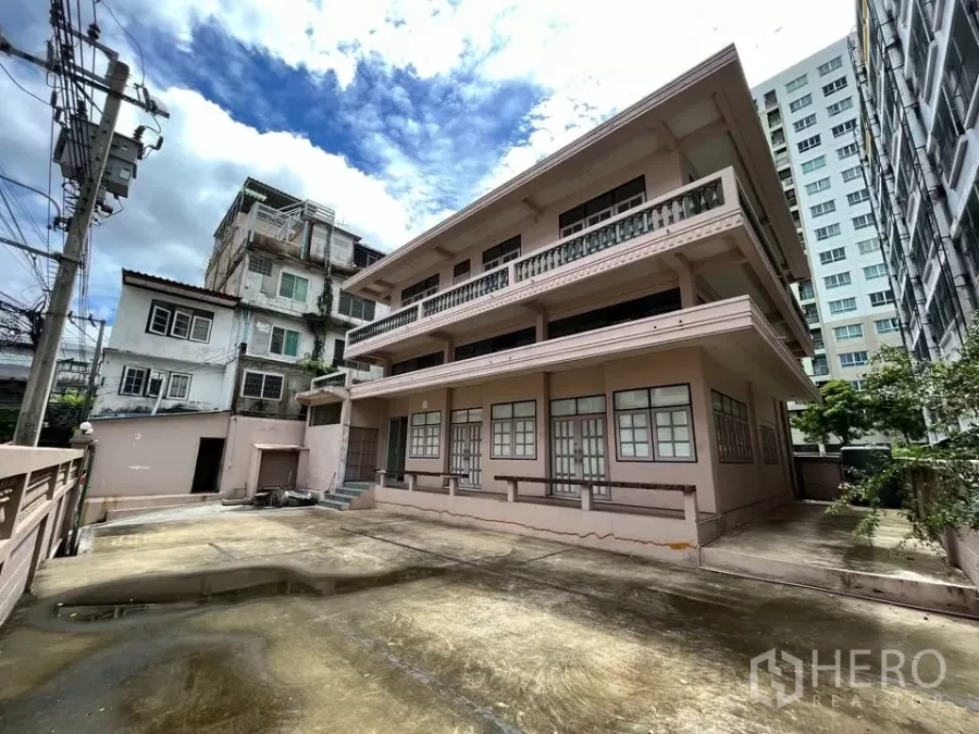 Detached House for rent in Suan Luang, Bangkok - Three-storey detached house with large concrete courtyard in Suan Luang, Bangkok.