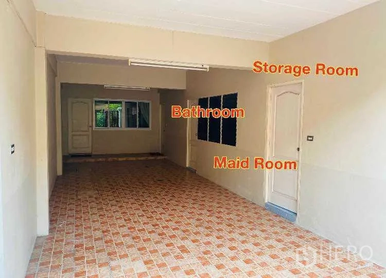 联排别墅 出租或出售在Prawet, Bangkok - 一层覆盖式空间，瓷砖地面，通往保姆房、储物间与卫生间的门。