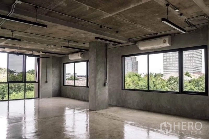 家庭办公室 for rent or sale in Lak Si, Bangkok - 屋顶露台，城市景观与户外椅，配安全护栏。