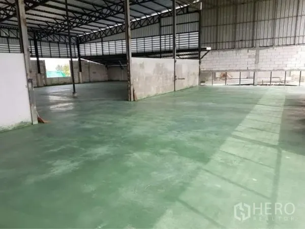 Warehouse for sale in Lam Luk Ka, Pathum Thani - Open-plan storage area featuring high ceiling, ventilation louvers and durable flooring.