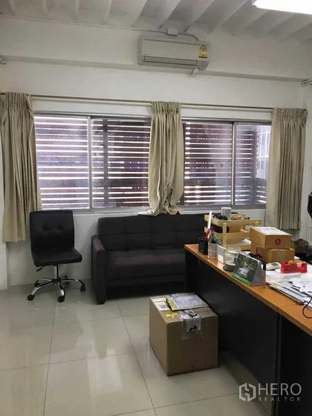 办公空间 出租在Huai Khwang, Bangkok - 采光良好的办公室，含沙发、办公桌、空调与宽窗。