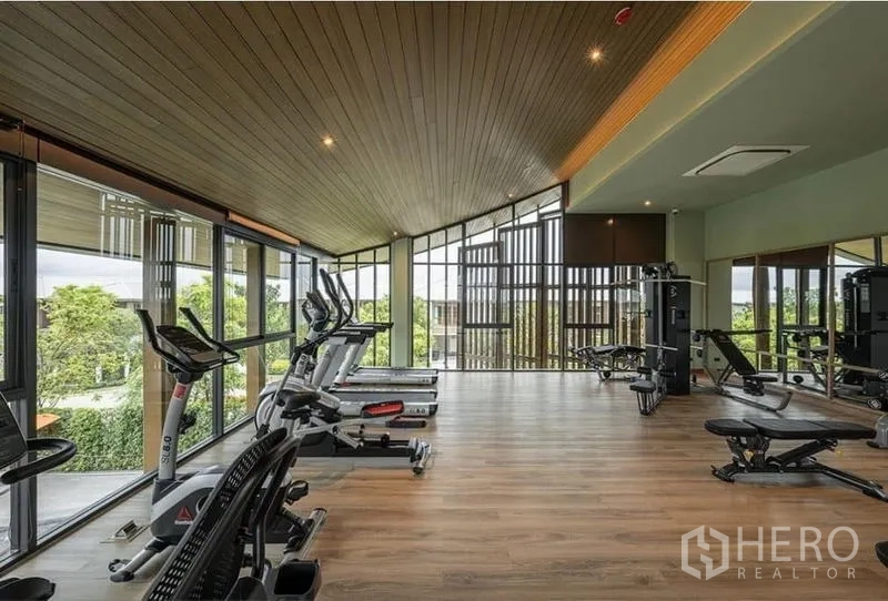 Detached House for rent in Bang Kapi, Bangkok - Bright fitness center with cardio machines and weight training equipment