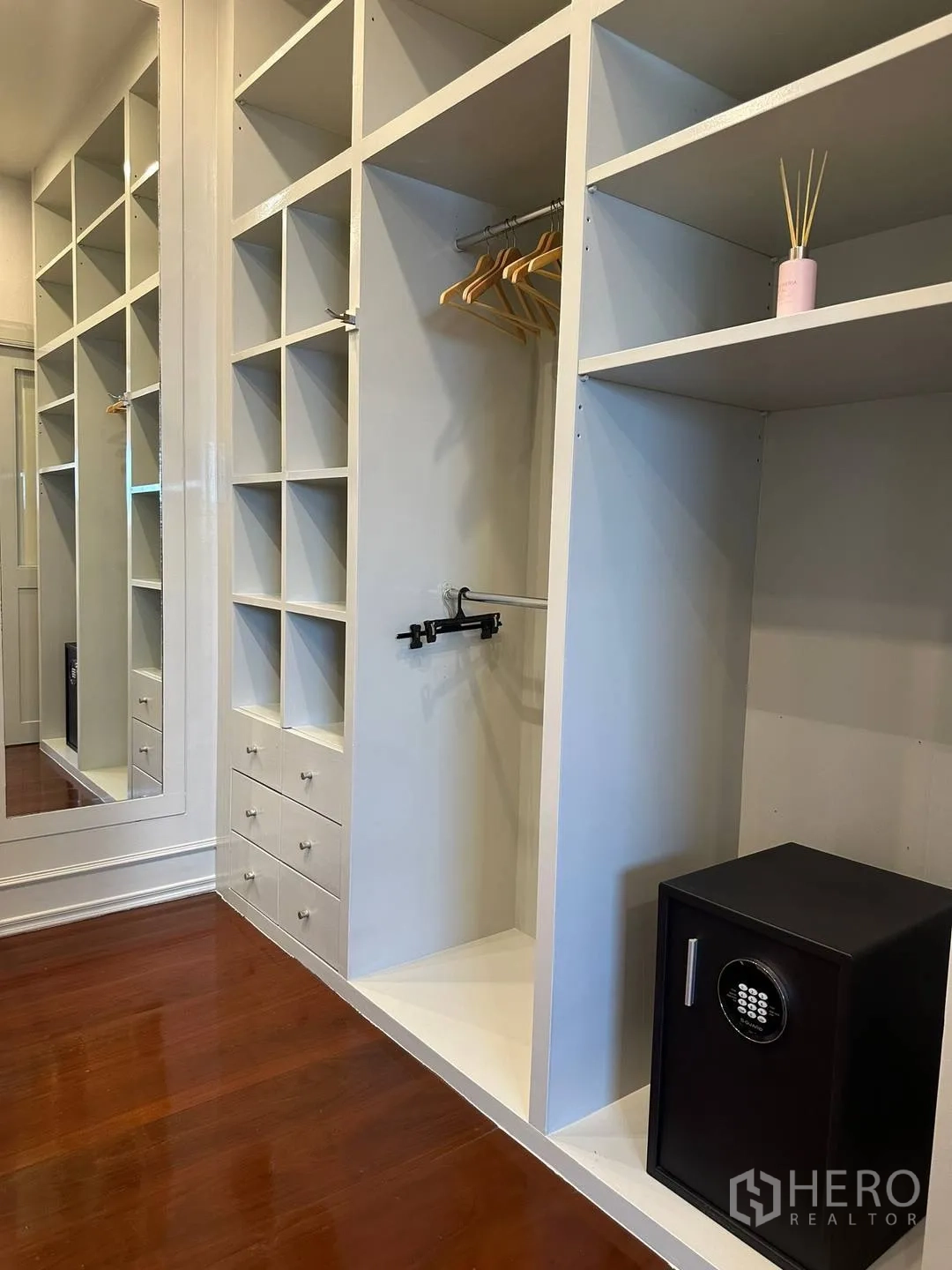 Detached House for rent in Watthana, Bangkok - Walk-in closet with open shelving, drawers, mirror and safe.