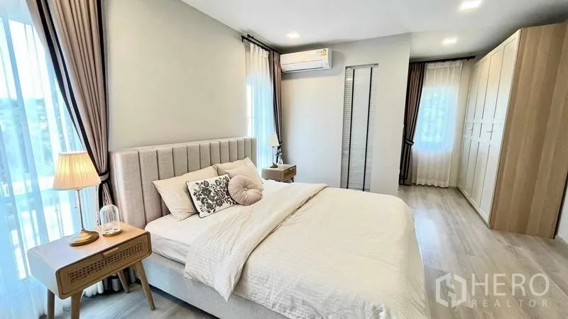 บ้าน ให้เช่าหรือขายในPrawet, Bangkok - ห้องนอนใหญ่พร้อมตู้เสื้อผ้า เครื่องปรับอากาศ และแสงสว่างดี