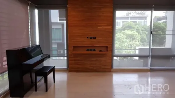 Home Office for sale in Wang Thonglang, Bangkok - Bright living space with wood feature wall and large windows