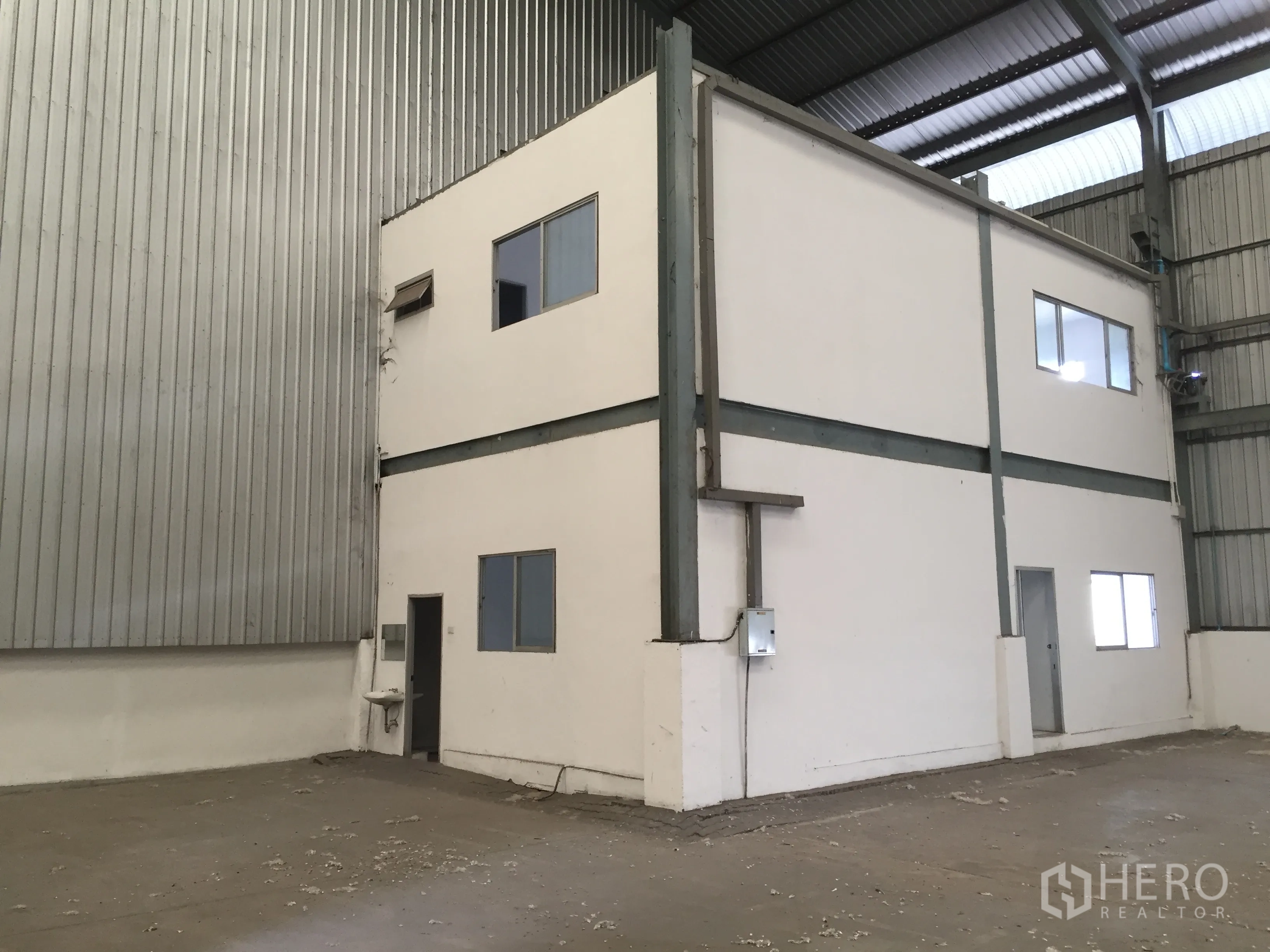 Factory for rent in Khlong Luang, Pathum Thani - Two-storey internal office block inside the factory hall.