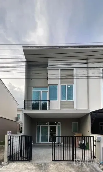 Townhouse for rent in Bang Phli, Samut Prakan - Two-storey modern townhouse exterior with gated carport and balcony in Bang Phli.