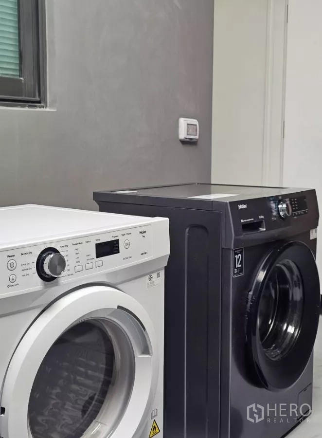 Townhouse for rent in Bang Phli, Samut Prakan - Laundry zone with front-load washing machine and separate dryer.