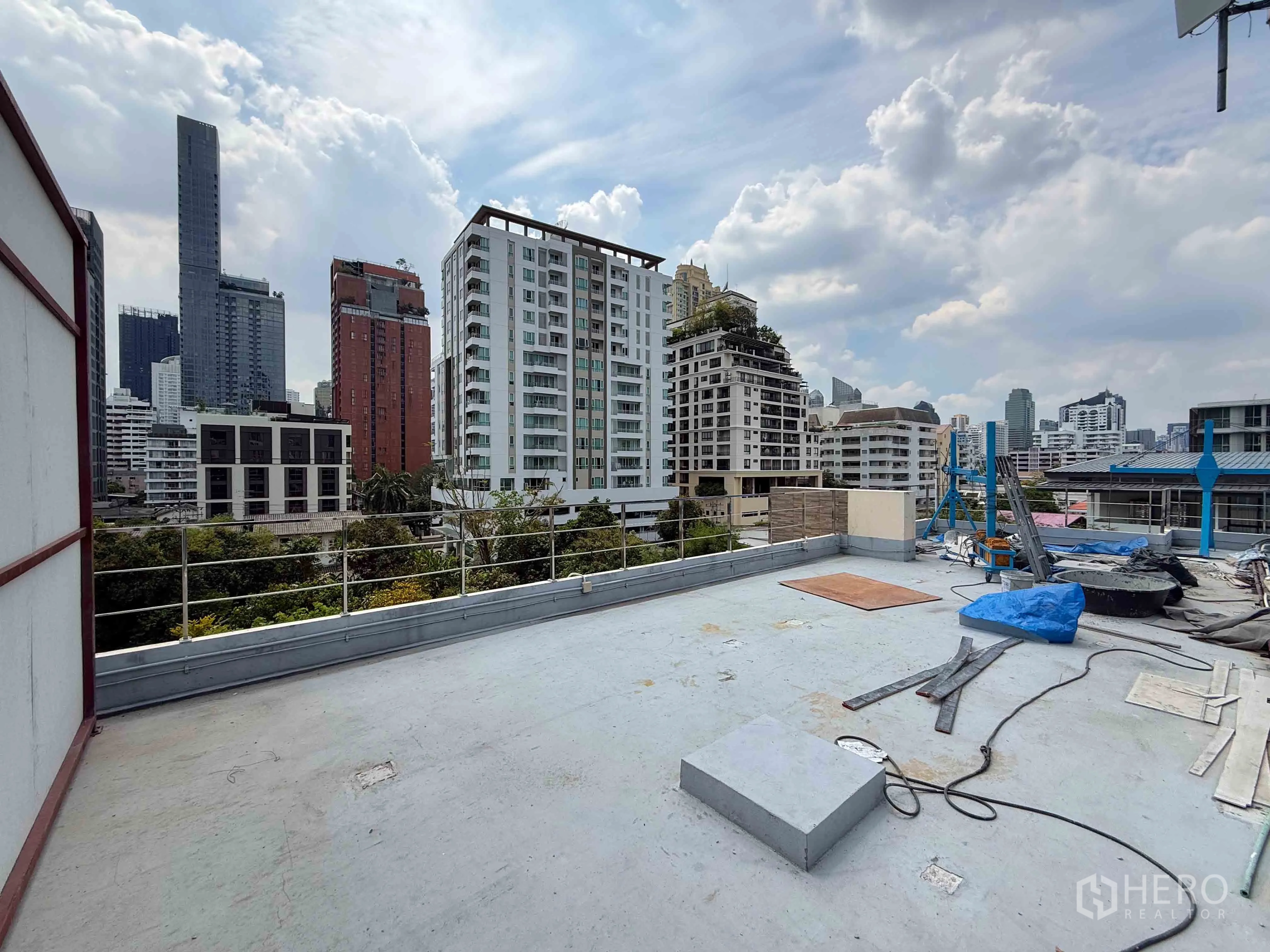 พื้นที่ขายของ for rent in Watthana, Bangkok - ดาดฟ้าพร้อมราวกันตก มองเห็นเส้นขอบฟ้าเมืองกรุงเทพฯ.