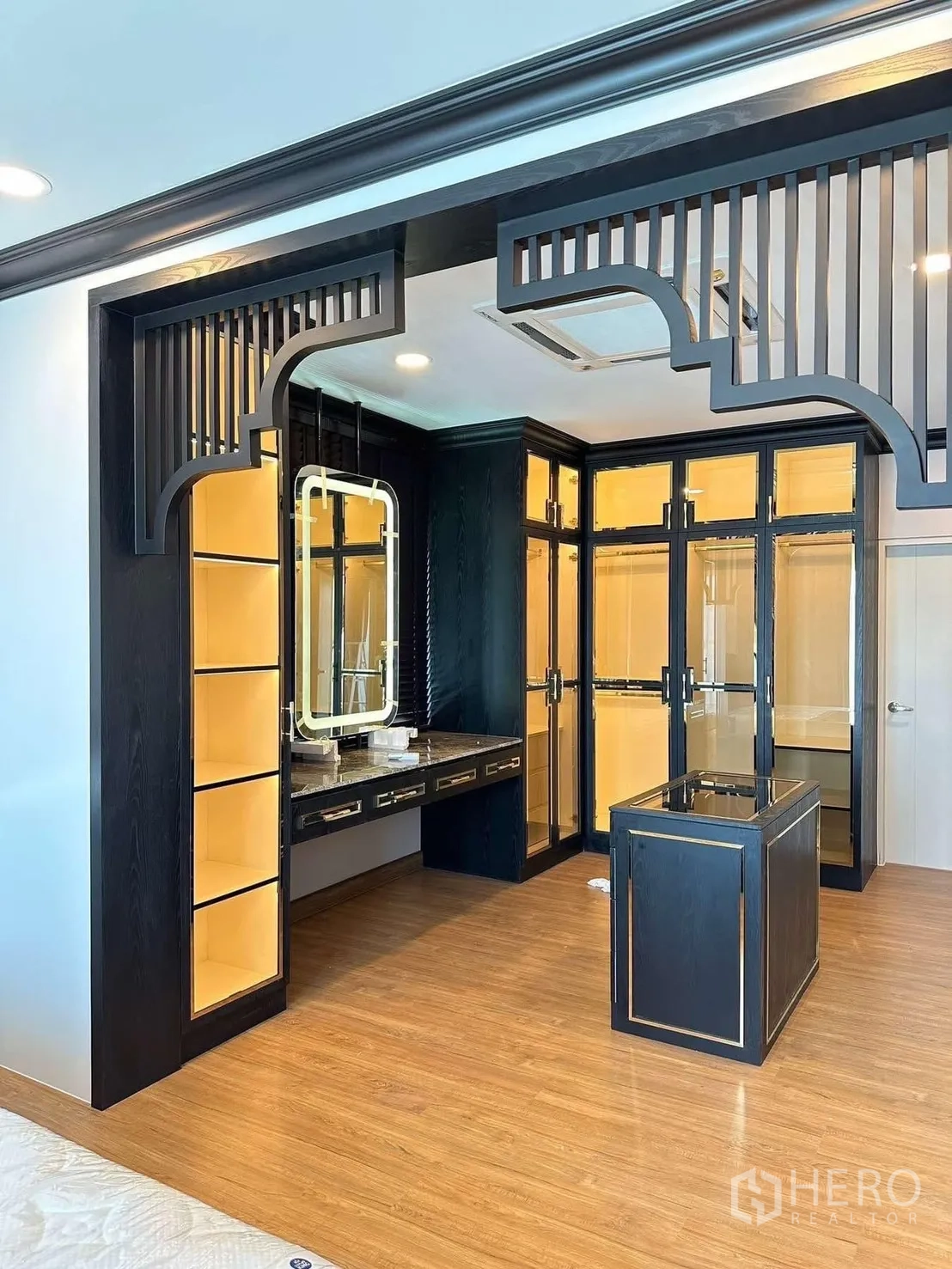 Detached House for rent in Bang Phli, Samut Prakan - Dressing zone with decorative shelving, vanity mirror, and glass wardrobes.