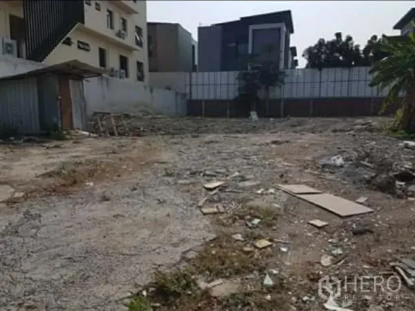 地 出租在Phra Khanong, Bangkok - 曼谷帕卡侬空地，地面已清理，周边有围墙与低层住宅。