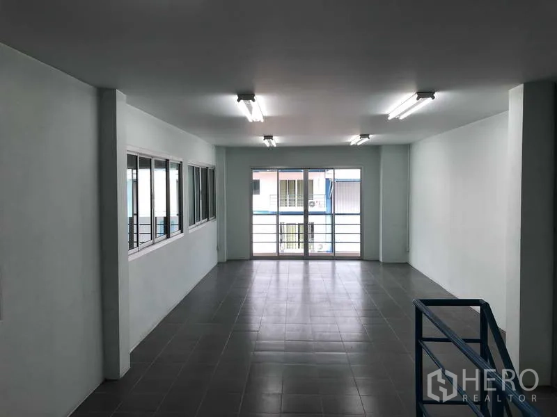 货栈 出租在Bang Phli, Samut Prakan - 二层办公室带阳台与推拉玻璃门，地面铺砖。