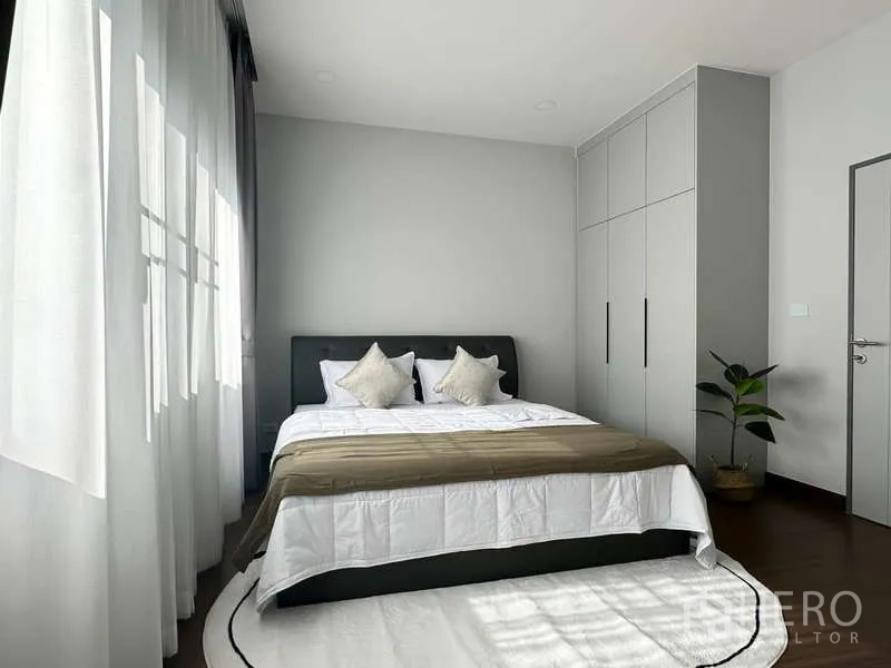 Detached House for rent in Bang Phli, Samut Prakan - Bedroom with wide windows, fitted wardrobes and minimalist decor.