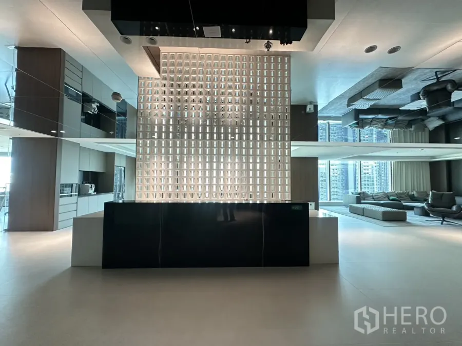 办公室 for rent in Din Daeng, Bangkok - 前台接待台配装饰隔栅，可见休息区与茶水间。