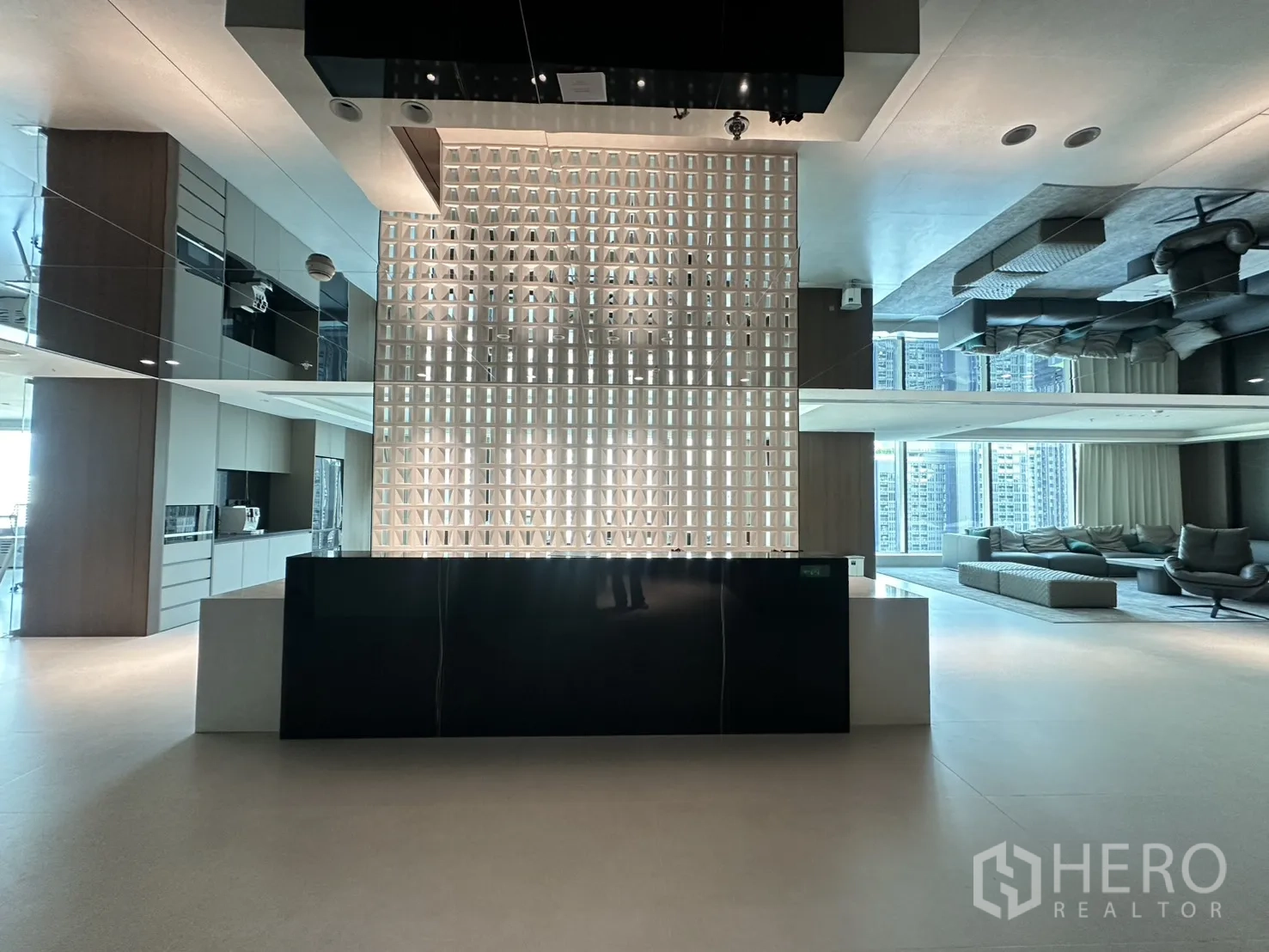 办公室 for rent in Din Daeng, Bangkok - 前台接待台配装饰隔栅，可见休息区与茶水间。