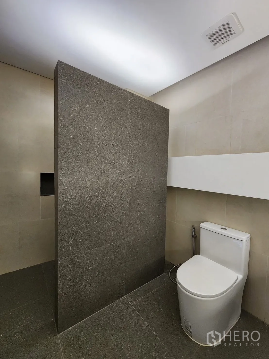 Home Office for rent in Chatuchak, Bangkok - Minimalist restroom with gray tile partition and modern toilet.
