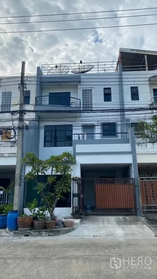 ทาวน์เฮาส์ ให้เช่าในBang Na, Bangkok - ทาวน์เฮาส์ 3 ชั้น ย่านบางนา กรุงเทพฯ ด้านหน้า มีที่จอดรถและกระถางต้นไม้.