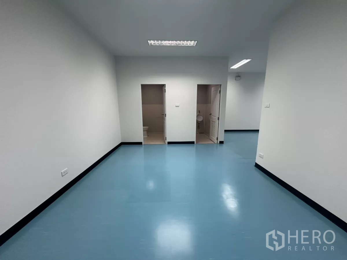 Factory for rent in Bang Phli, Samut Prakan - Rear office area with doors to male and female restrooms.
