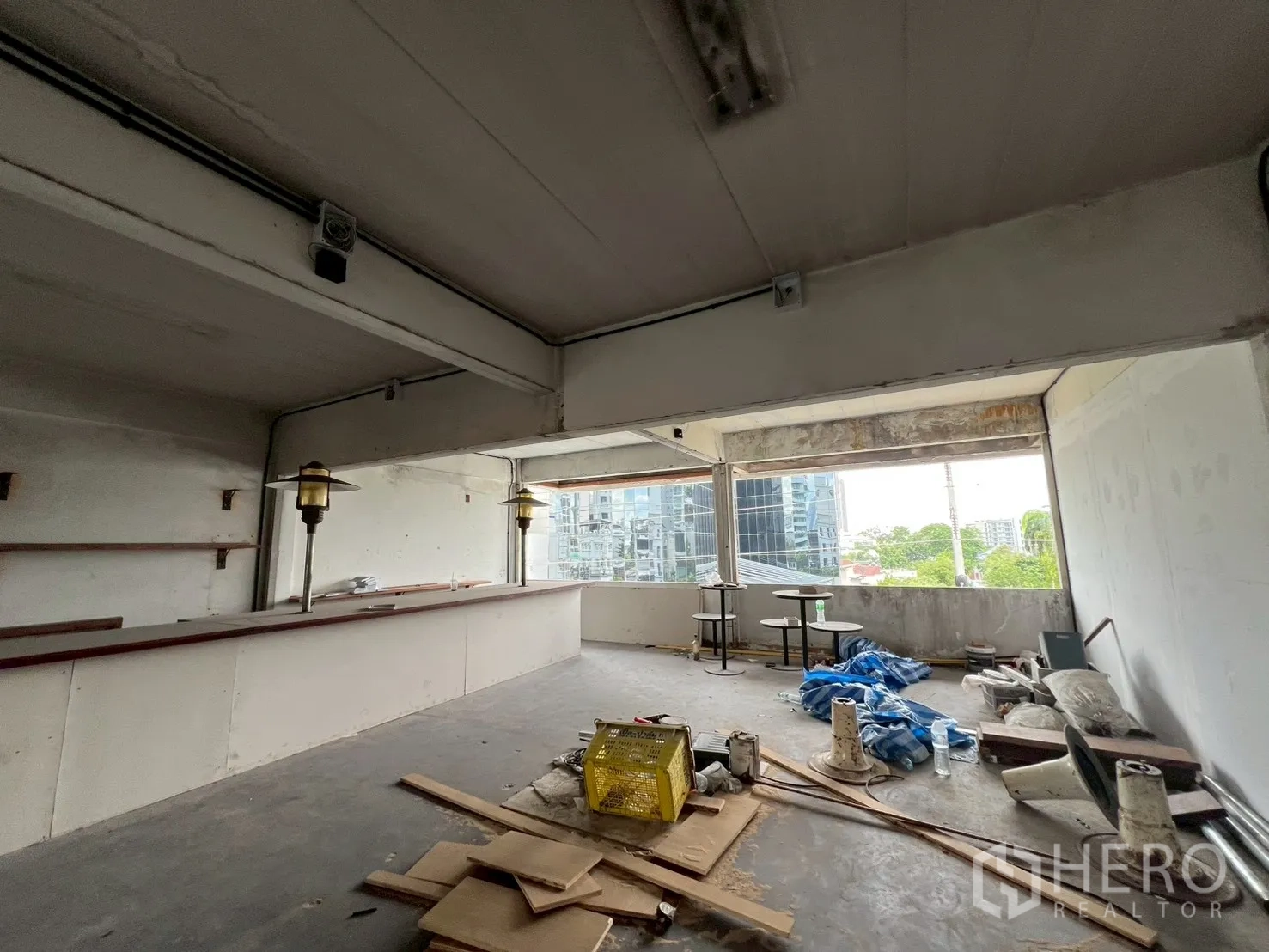 Retail Space for rent in Watthana, Bangkok - Corner of open space with wraparound windows and skyline outlook, suitable for showroom.